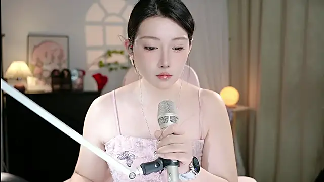 Snapshot of Dou-Dou-er chatting on 10.05.25 Dou-Dou-er online show from 10.05.25