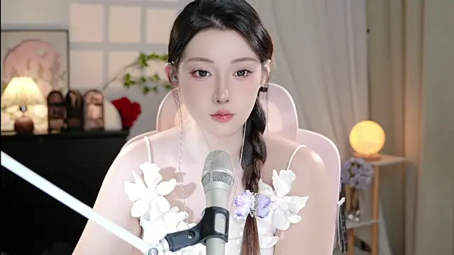 Snapshot of Dou-Dou-er chatting on 10.07.25 Dou-Dou-er online show from 10.07.25