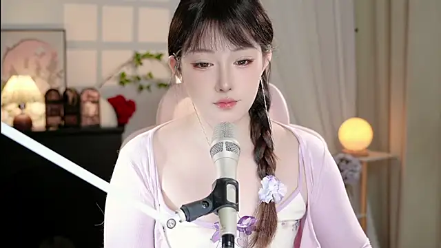 Snapshot of Dou-Dou-er chatting on 10.09.25 Dou-Dou-er online show from 10.09.25