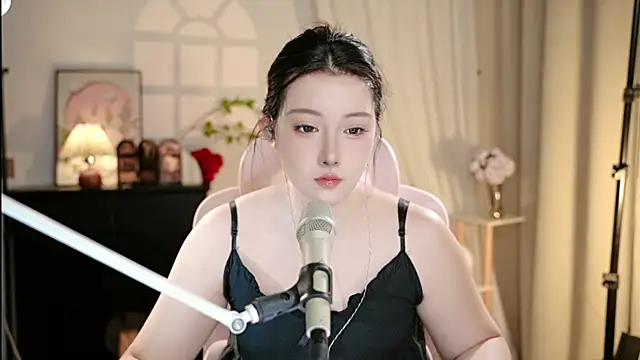 Snapshot of Dou-Dou-er chatting on 10.11.25 Dou-Dou-er online show from 10.11.25