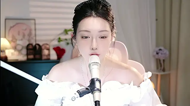 Snapshot of Dou-Dou-er chatting on 10.13.25 Dou-Dou-er online show from 10.13.25