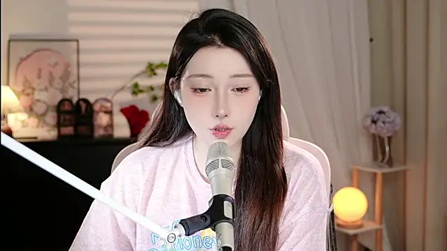 Snapshot of Dou-Dou-er chatting on 10.15.25 Dou-Dou-er online show from 10.15.25