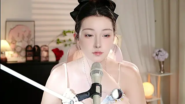 Snapshot of Dou-Dou-er chatting on 10.16.25 Dou-Dou-er online show from 10.16.25