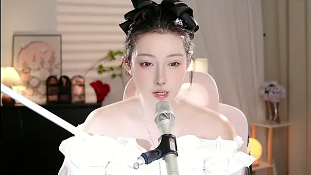 Snapshot of Dou-Dou-er chatting on 10.17.25 Dou-Dou-er online show from 10.17.25