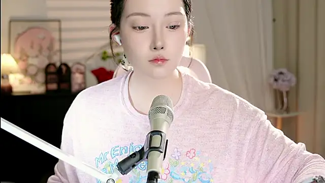 Snapshot of Dou-Dou-er chatting on 10.19.25 Dou-Dou-er online show from 10.19.25