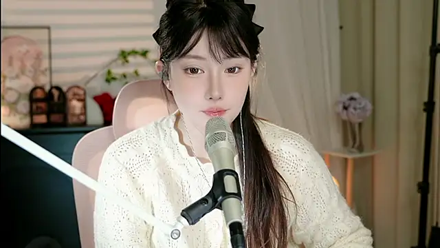 Snapshot of Dou-Dou-er chatting on 10.20.25 Dou-Dou-er online show from 10.20.25