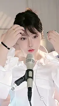 Snapshot of Dou-Dou-er chatting on 10.23.25 Dou-Dou-er online show from 10.23.25