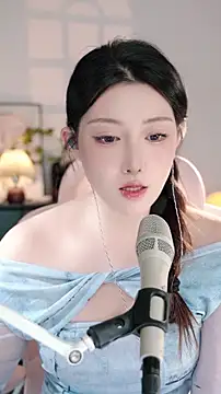 Snapshot of Dou-Dou-er chatting on 11.04.25 Dou-Dou-er online show from 11.04.25