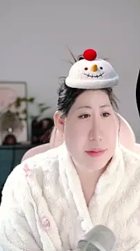 Snapshot of Dou-Dou-er chatting on 11.05.25 Dou-Dou-er online show from 11.05.25