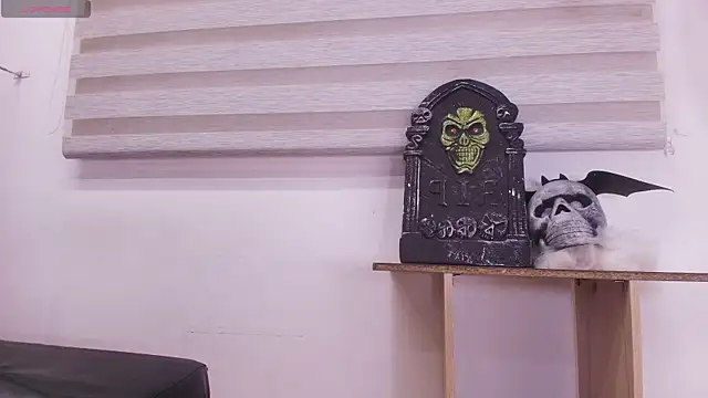 Snapshot of Auroraa_miller chatting on 10.10.25 Auroraa miller online show from 10.10.25