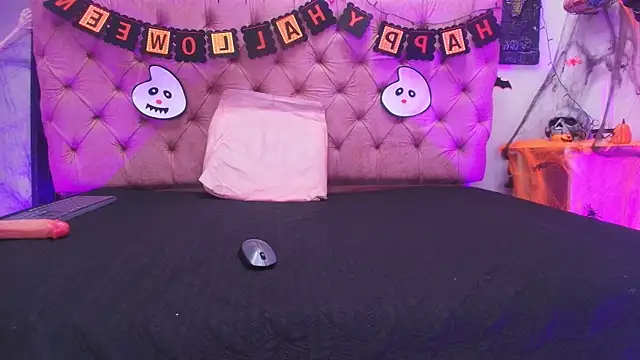 Snapshot of Auroraa_miller chatting on 10.30.25 Auroraa miller online show from 10.30.25