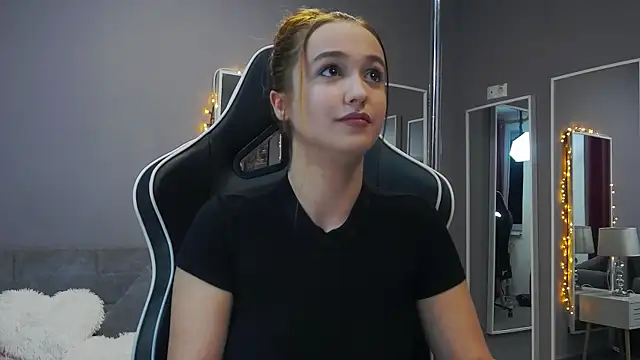 Snapshot of Eva_Lovvia_ chatting on 01.22.25 Eva Lovvia  online show from 01.22.25