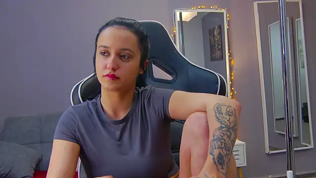 Snapshot of Eva_Lovvia_ chatting on 02.04.25 Eva Lovvia  online show from 02.04.25