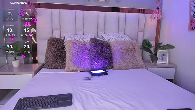 ArianaGolden online show from 11.08.25