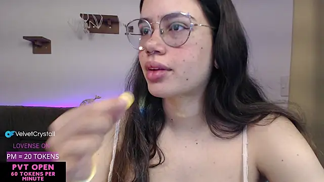 Snapshot of crystalll_room chatting on 10.03.25 crystalll room online show from 10.03.25