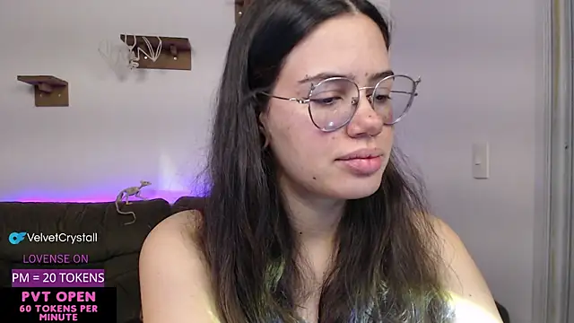 Snapshot of crystalll_room chatting on 10.10.25 crystalll room online show from 10.10.25