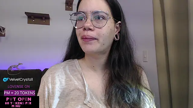 Snapshot of crystalll_room chatting on 10.19.25 crystalll room online show from 10.19.25