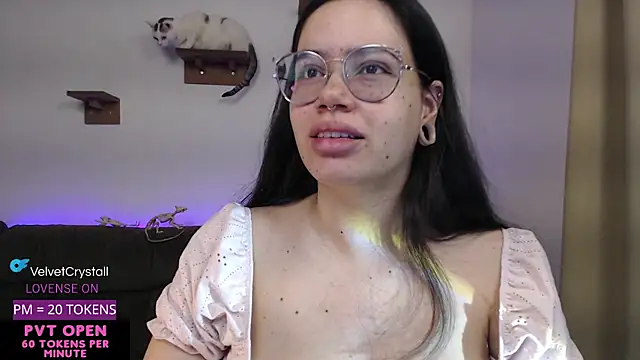 Snapshot of crystalll_room chatting on 10.24.25 crystalll room online show from 10.24.25