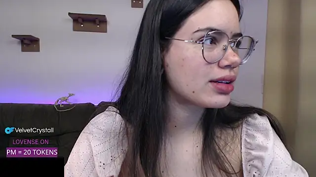 Snapshot of crystalll_room chatting on 10.27.25 crystalll room online show from 10.27.25