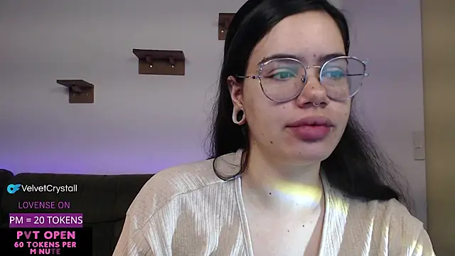 Snapshot of crystalll_room chatting on 11.08.25 crystalll room online show from 11.08.25