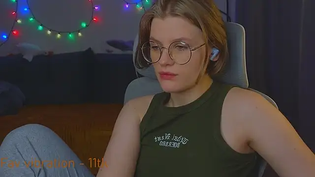 Snapshot of _JessieVibes chatting on 10.25.25 JessieVibes online show from 10.25.25