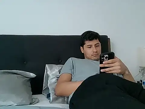 Snapshot of PerroDemonioHot chatting on 02.25.26 PerroDemonioHot online show from 02.25.26