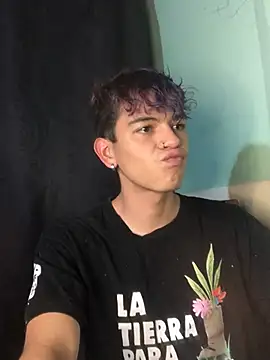 Snapshot of Mickey_Magic chatting on 01.18.25 Mickey Magic online show from 01.18.25