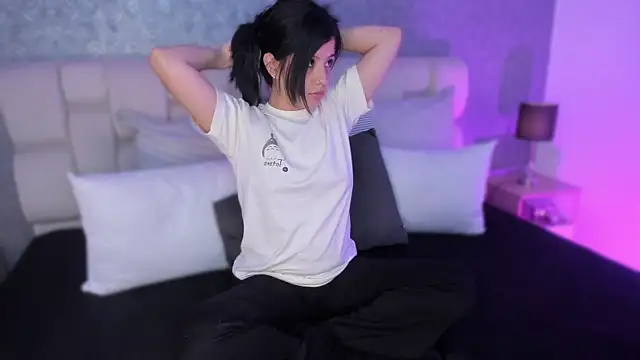 Snapshot of ah_mara_ chatting on 02.13.25 ah mara online show from 02.13.25