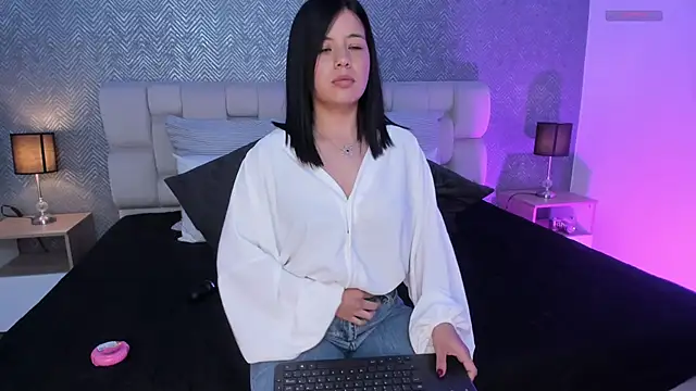 Snapshot of ah_mara_ chatting on 02.21.25 ah mara online show from 02.21.25