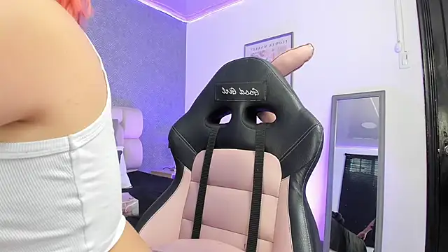 Snapshot of ah_mara_ chatting on 10.21.25 ah mara online show from 10.21.25