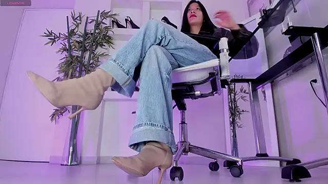 hannah howeell   online show from 03.04.26