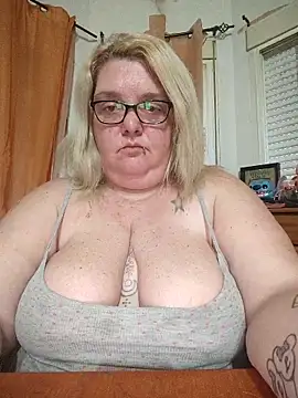 Snapshot of diosacurvy1984 chatting on 04.24.26 diosacurvy1984 online show from 04.24.26