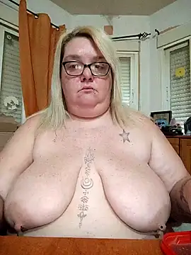 Snapshot of diosacurvy1984 chatting on 04.30.26 diosacurvy1984 online show from 04.30.26