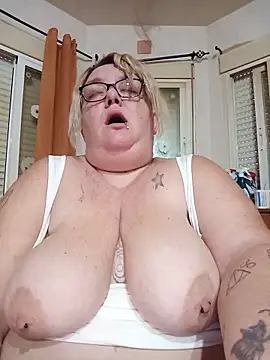 Snapshot of diosacurvy1984 chatting on 05.28.26 diosacurvy1984 online show from 05.28.26