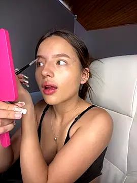 Snapshot of Sofia18_pinkk chatting on 10.18.25 Sofia18 pinkk online show from 10.18.25