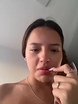 Snapshot of Sofia18_pinkk chatting on 10.28.25 Sofia18 pinkk online show from 10.28.25