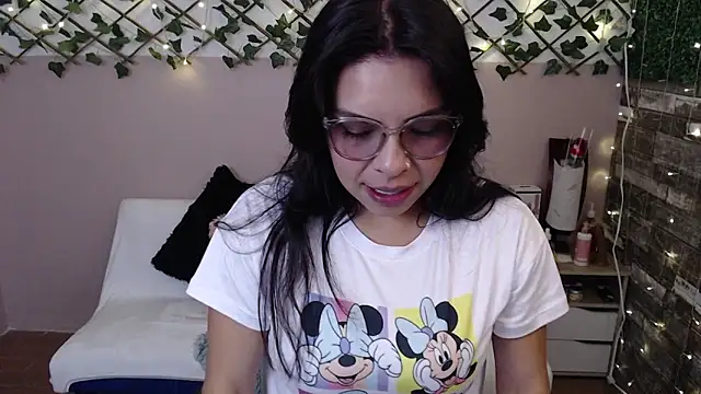 Snapshot of cute_bunny95 chatting on 03.11.25 cute bunny95 online show from 03.11.25