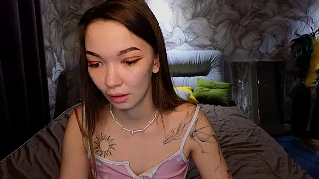 Snapshot of SusannJohnson chatting on 10.29.25 SusannJohnson online show from 10.29.25