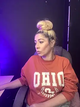 viktoria davis  online show from 11.21.25