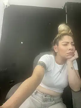 Snapshot of viktoria_davis_ chatting on 04.22.26 viktoria davis online show from 04.22.26