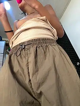 Snapshot of zoe_storm chatting on 11.07.25 zoe storm online show from 11.07.25