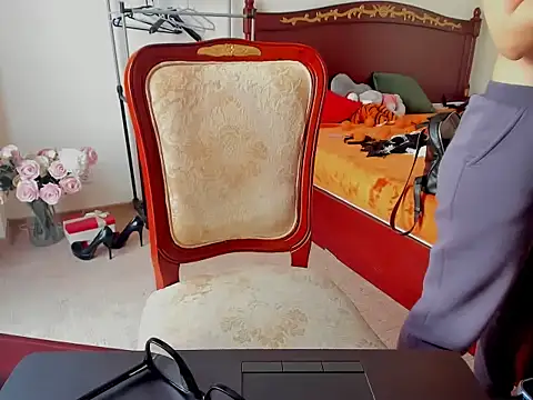 Snapshot of Tianiaa chatting on 11.13.25 Tianiaa online show from 11.13.25