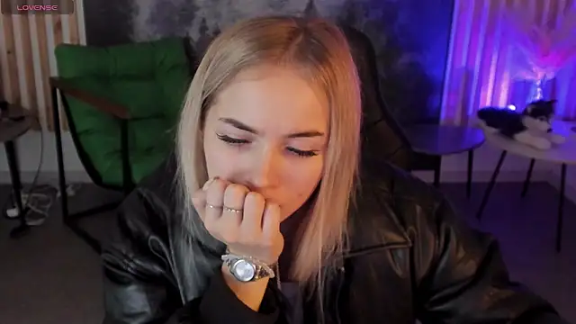 Snapshot of DakotaaJohnnson chatting on 11.06.25 DakotaaJohnnson online show from 11.06.25