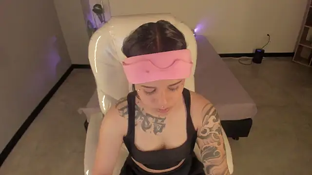 Nicole Foxx  online show from 09.26.25