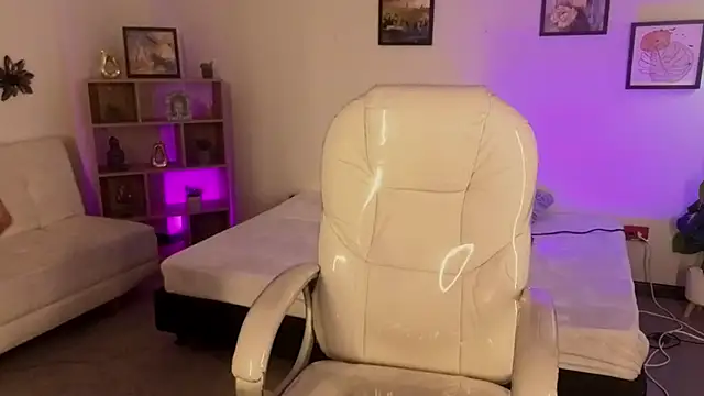 Nicole Foxx  online show from 10.22.25