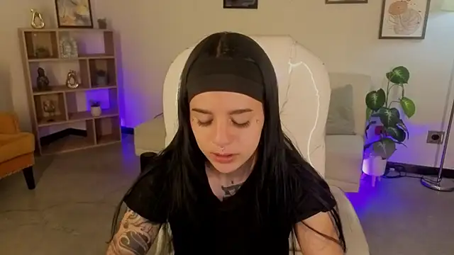 Nicole Foxx  online show from 11.14.25