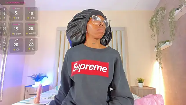 Snapshot of Liincostelloo chatting on 03.17.25 Liincostelloo online show from 03.17.25