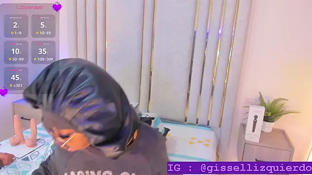 Snapshot of Liincostelloo chatting on 10.10.25 Liincostelloo online show from 10.10.25