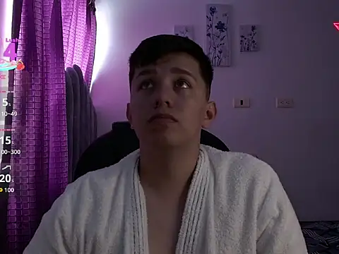 Snapshot of Alan_red chatting on 09.08.25 Alan red online show from 09.08.25