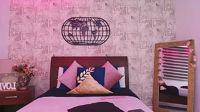 Bella Smiith  online show from 10.15.25